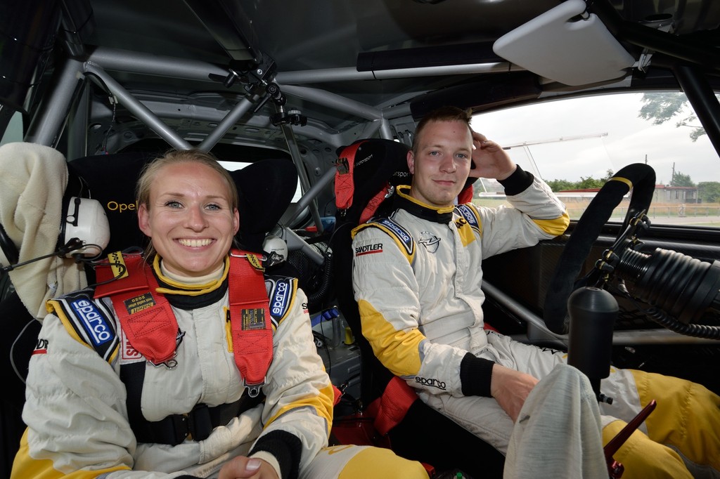Jacob Madsen og Line Lykke Jensen var lettede, men ikke totalt lykkelige efter at have taget endnu et vigtigt skridt på vej mod danmarksmesterskabet for tunede biler under 1600 ccm
(Foto: Michael Eisenberg)
